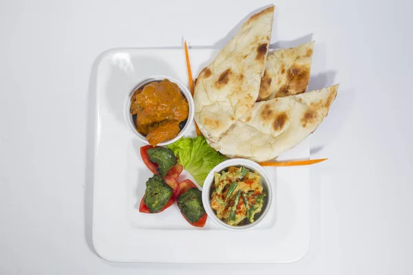 Tavuk Harialy Kabab, Tavuk Tikka masala köri, Hint Tarzı karışımı sebze , düz nan ve Yeşil Salata Tabağı. — Stok fotoğraf