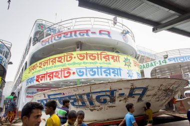 Bangladeş 20 Kasım 2016:Dakka'daki Buriganga Nehri'ndeki Sadarghat feribot terminalinde Mv Ovijan-7 vapur font görünümü.