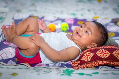 Evde bakan ve gülümseyen bir bebek.