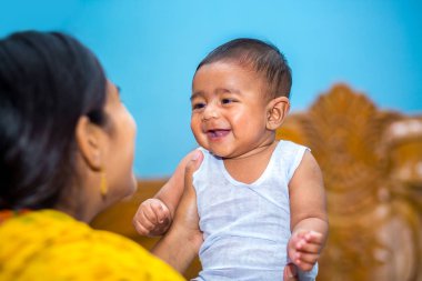 Küçük oğlan annesiyle eğleniyor.