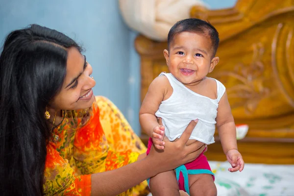 Bir Asya bebek ve anneleri Yaramaz kahkaha resim evde.