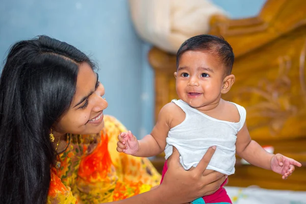 Bir Asya bebek ve anneleri Yaramaz kahkaha resim evde.