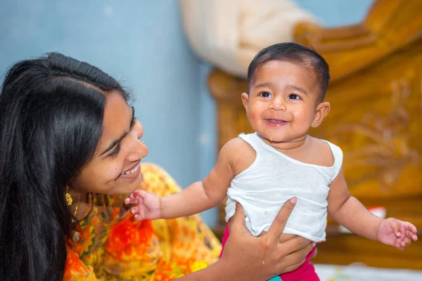 Bir Asya bebek ve anneleri Yaramaz kahkaha resim evde.