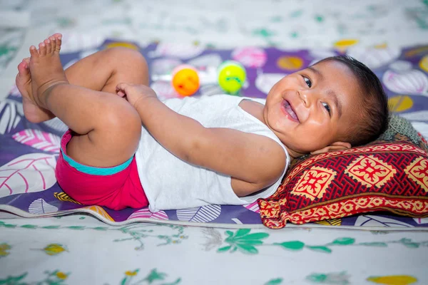 Evde bakan ve gülümseyen bir bebek.