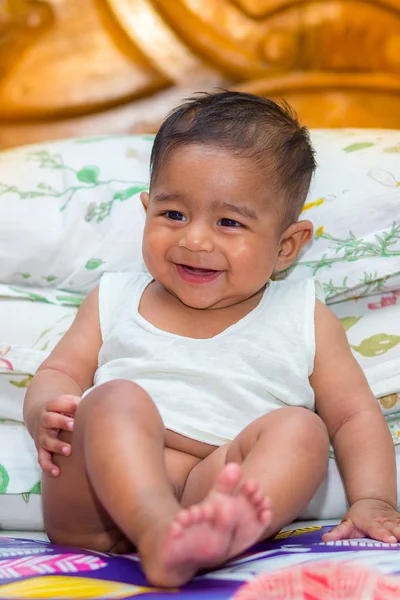 Evde eğlenceli bir Asyalı erkek bebek.