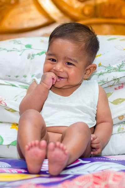 Evde eğlenceli bir Asyalı erkek bebek.