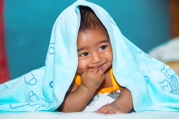 Altı aylık asya erkek bebek altında gülüyor ve şaka