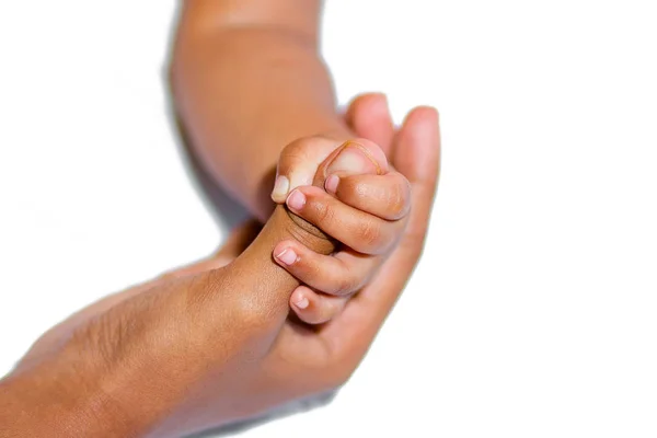 Asyalı bir bebeğin elini anne parmağını tutuyor