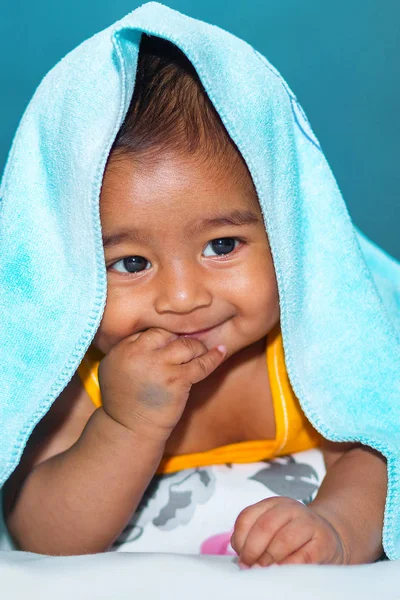 Ein sechs Monate alter asiatischer Junge lacht und scherzt unter der Stockfoto