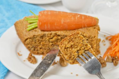 Doğranmış kaşık ile Sağlıklı Vegan Havuç Kek Somun bir pice yeme.