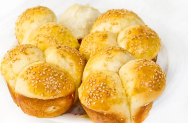 Yumuşak No-Yonead Kalp susam ile Tereyağlı Akşam Yemeği Rolls şeklinde.