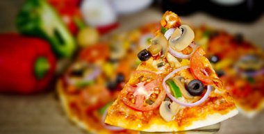 Domates, peynir, mantar, kırmızı biber, zeytin ve diğer malzemeler sağlıklı Pizza pişmiş gibi popüler renkli malzemeler.