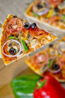 Domates, peynir, mantar, kırmızı biber, zeytin ve diğer malzemeler sağlıklı Pizza pişmiş gibi popüler renkli malzemeler.