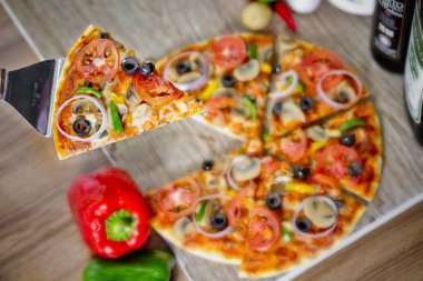 Domates, peynir, mantar, kırmızı biber, zeytin ve diğer malzemeler sağlıklı Pizza pişmiş gibi popüler renkli malzemeler.