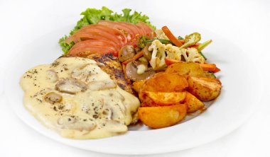 Düğmeli Mantarlı Tavuk, Sote Sebze, Domatesli Marul Salatası ile Baharatlı Patates.