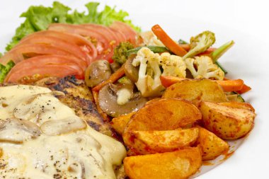 Düğmeli Mantarlı Tavuk, Sote Sebze, Domatesli Marul Salatası ile Baharatlı Patates.