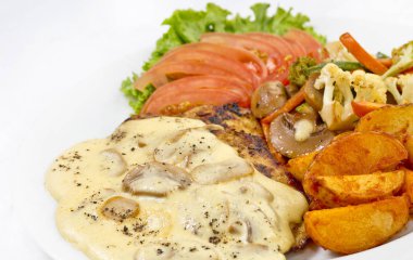 Düğmeli Mantarlı Tavuk, Sote Sebze, Domatesli Marul Salatası ile Baharatlı Patates.