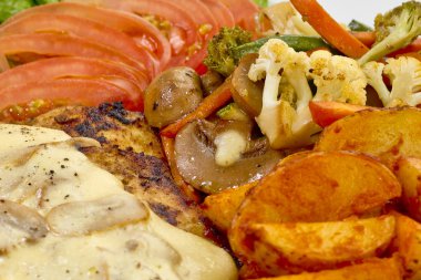 Düğmeli Mantarlı Tavuk, Sote Sebze, Domatesli Marul Salatası ile Baharatlı Patates.