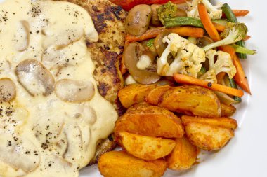 Düğmeli Mantarlı Tavuk, Sote Sebze, Domatesli Marul Salatası ile Baharatlı Patates.