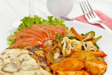 Düğmeli Mantarlı Tavuk, Sote Sebze, Domatesli Marul Salatası ile Baharatlı Patates.