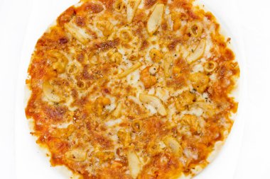 Beyaz arka plan ile Klasik Deniz Ürünleri Pizza.