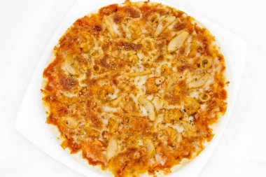Beyaz arka plan ile Klasik Deniz Ürünleri Pizza.
