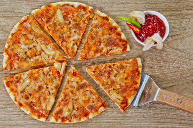 Baharatlı biber soslu Klasik Deniz Ürünleri Pizza.