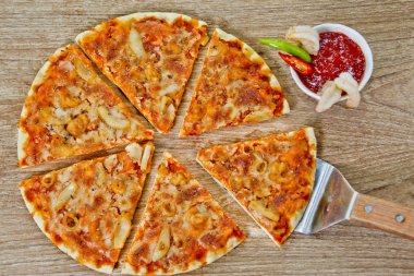 Baharatlı biber soslu Klasik Deniz Ürünleri Pizza.