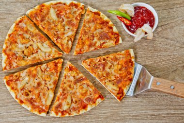 Baharatlı biber soslu Klasik Deniz Ürünleri Pizza.