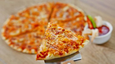 Baharatlı biber soslu Klasik Deniz Ürünleri Pizza.