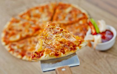 Baharatlı biber soslu Klasik Deniz Ürünleri Pizza.
