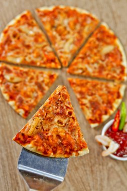 Baharatlı biber soslu Klasik Deniz Ürünleri Pizza.