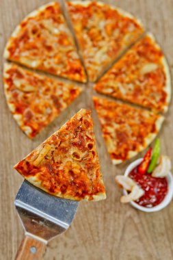 Baharatlı biber soslu Klasik Deniz Ürünleri Pizza.