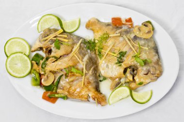 Pomfret balık parçaları tabakta, baharatlı Hint yemeği. Bengalliler ve Güney Asya arasında kendi zevkine göre popülerdir..