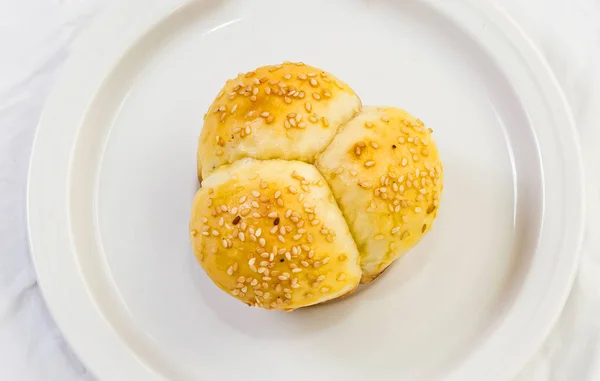 Zachte, niet-Knead hartvormige boterachtige broodjes met sesamzaden. — Stockfoto
