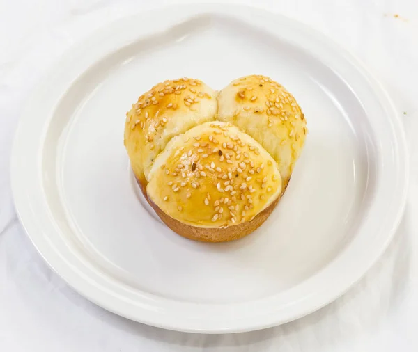 Мягкие бутерброды в форме сердца с семенами кунжута . — стоковое фото