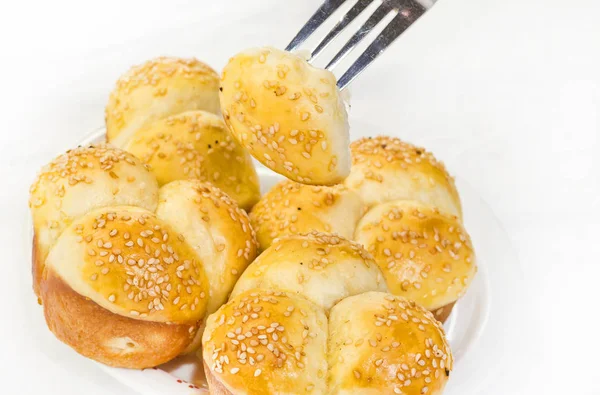 Rollos suaves sin amasar de mantequilla en forma de corazón con semillas de sésamo . — Foto de Stock