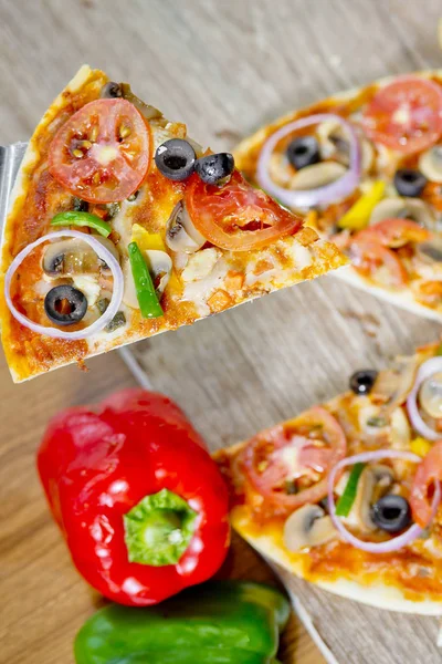 Ingredientes coloridos populares como tomates, queso, champiñones, pimiento, aceitunas y otros ingredientes horneados Pizza saludable . — Foto de Stock