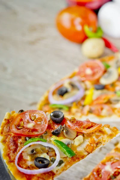 Ingredientes coloridos populares como tomates, queso, champiñones, pimiento, aceitunas y otros ingredientes horneados Pizza saludable . — Foto de Stock