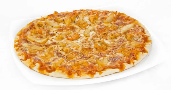 Beyaz arka plan ile Klasik Deniz Ürünleri Pizza.