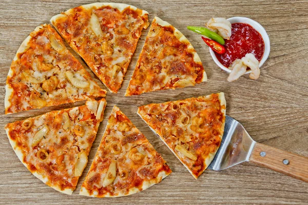 Baharatlı biber soslu Klasik Deniz Ürünleri Pizza.