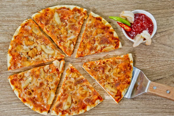 Baharatlı biber soslu Klasik Deniz Ürünleri Pizza.