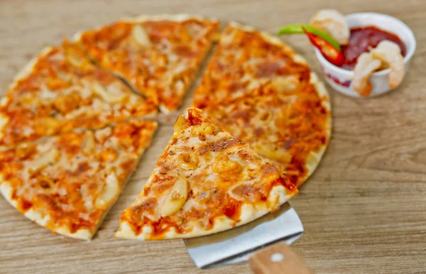 Baharatlı biber soslu Klasik Deniz Ürünleri Pizza.