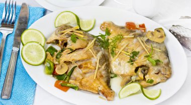 Pomfret balık parçaları tabakta, baharatlı Hint yemeği. Bengalliler ve Güney Asya arasında kendi zevkine göre popülerdir..