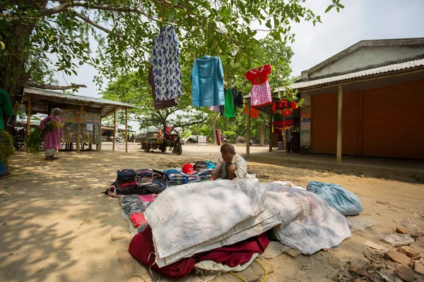 Bangladeş - 19 Mayıs 2019: Bir Kırsal köy işadamı bez ve ürün satan ağaç gövdesi, Meherpur, Bangladeş asmak için.