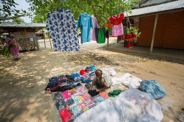 Bangladeş - 19 Mayıs 2019: Bir Kırsal köy işadamı bez ve ürün satan ağaç gövdesi, Meherpur, Bangladeş asmak için.