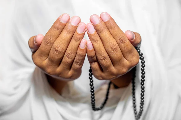 Mulheres Muçulmanas Levantam Mãos Para Orar Com Tasbeeh Fundo Branco — Fotografia de Stock