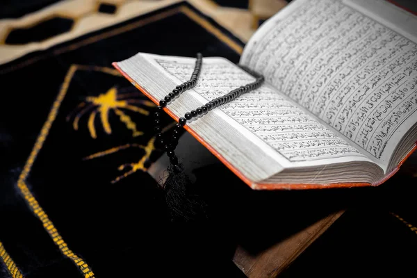 Sebuah Qur Suci Dengan Tasbeeh Hitam Qur Atas Tikar Doa — Stok Foto