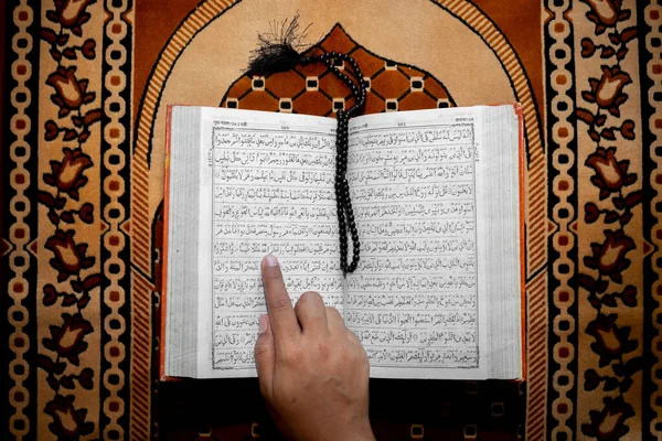 Mulher Muçulmana Lendo Alcorão Sagrado Usando Dedo Alcorão Sagrado Tapete — Fotografia de Stock