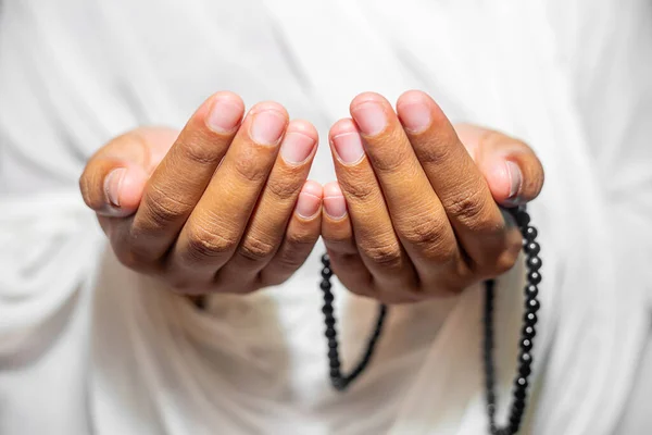 Muslimische Frauen Heben Ihre Hände Drinnen Mit Einer Tasbeeh Auf — Stockfoto